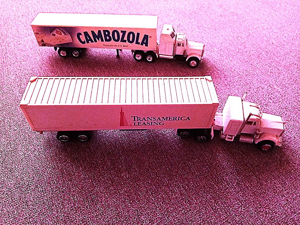 2 US TRUCKS, Hobby en Vrije tijd, Ophalen of Verzenden, Zo goed als nieuw, Bus of Vrachtwagen, Majorette