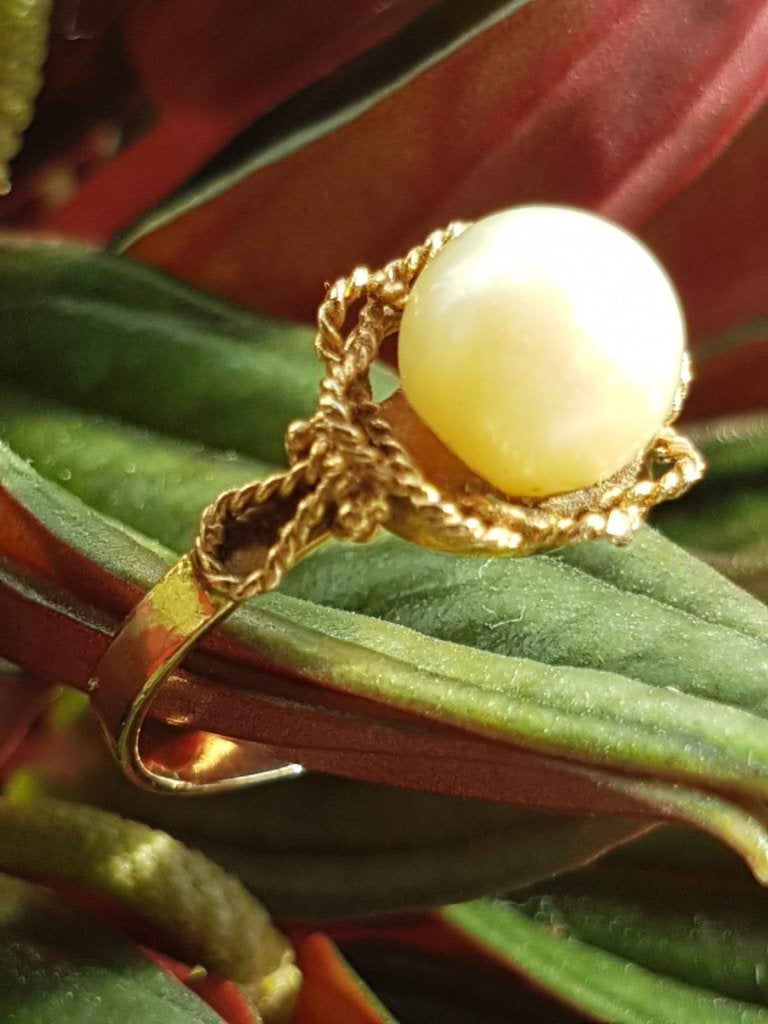 Pracht 18 karaats semi klassieke dames ring met echte parel., Gebruikt, Ophalen of Verzenden, 17 tot 18, Dame