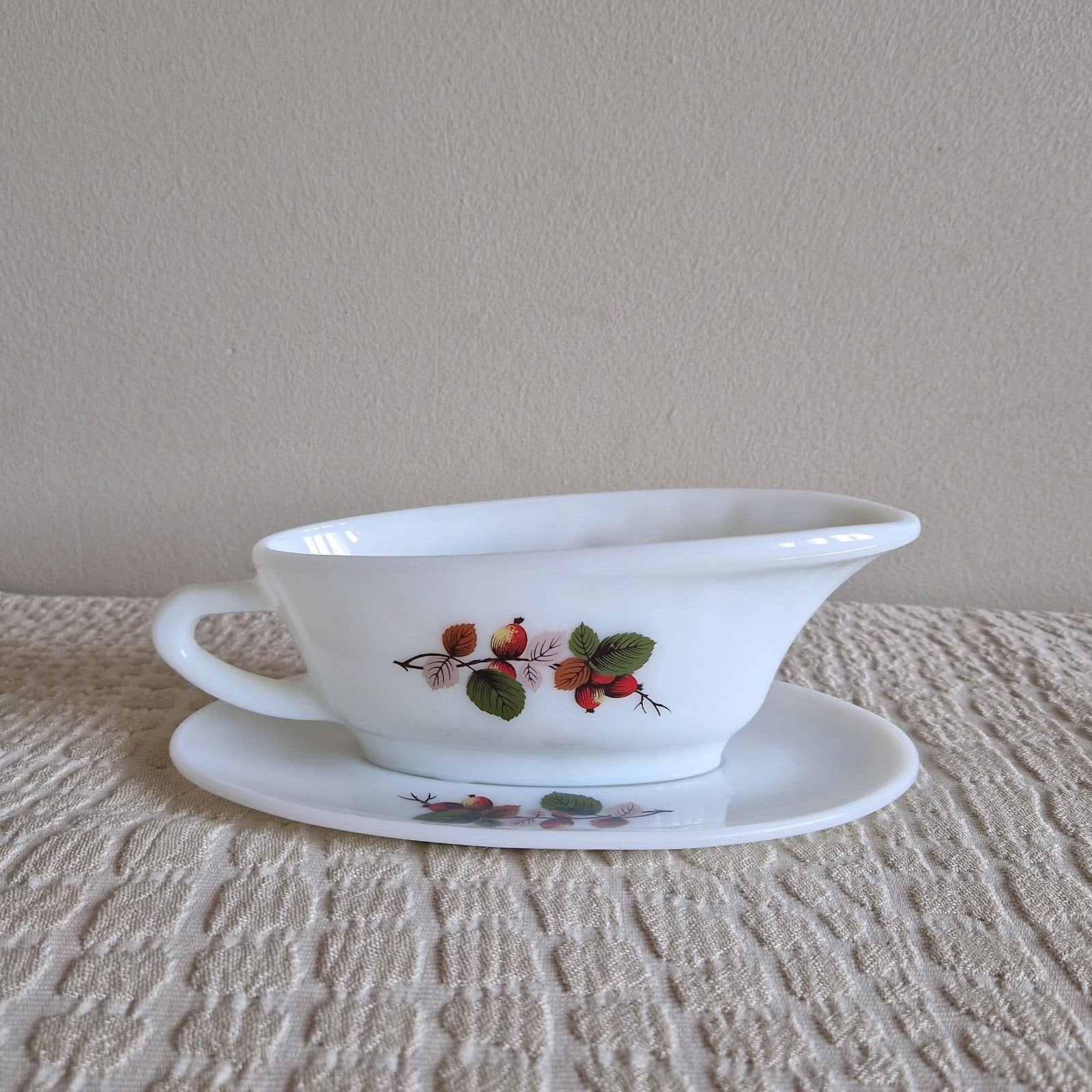 Saucière Pyrex anglais JAJ Made in England modèle Rosehip, Antiquités & Art, Enlèvement ou Envoi