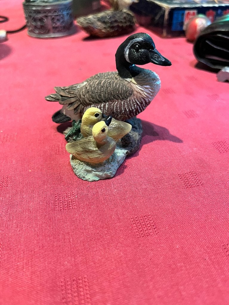 Vintage beeldje van hand met kuikentjes, Ophalen, Zo goed als nieuw, Dier