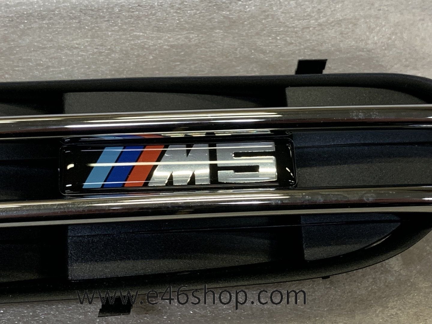 BMW M5 EMBLEEM GRILL RECHTER VOOR SPATBORD OE 51137896850, Neuf, -, -, Enlèvement ou Envoi