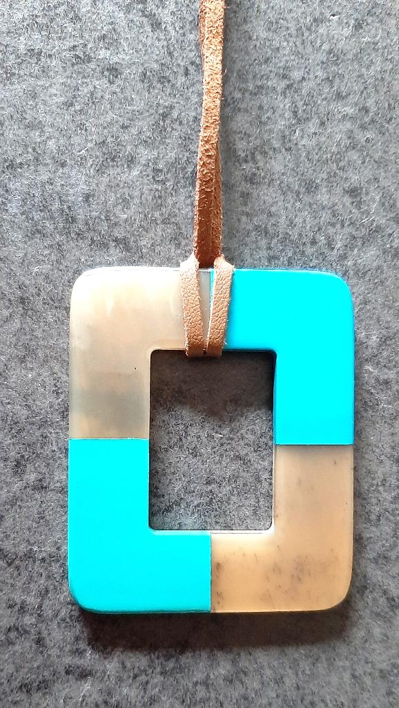 Te koop: Nieuw!! Mooie turquoise hanger van "Mayerline", Handtassen en Accessoires, Ophalen, Nieuw, Blauw, Overige materialen