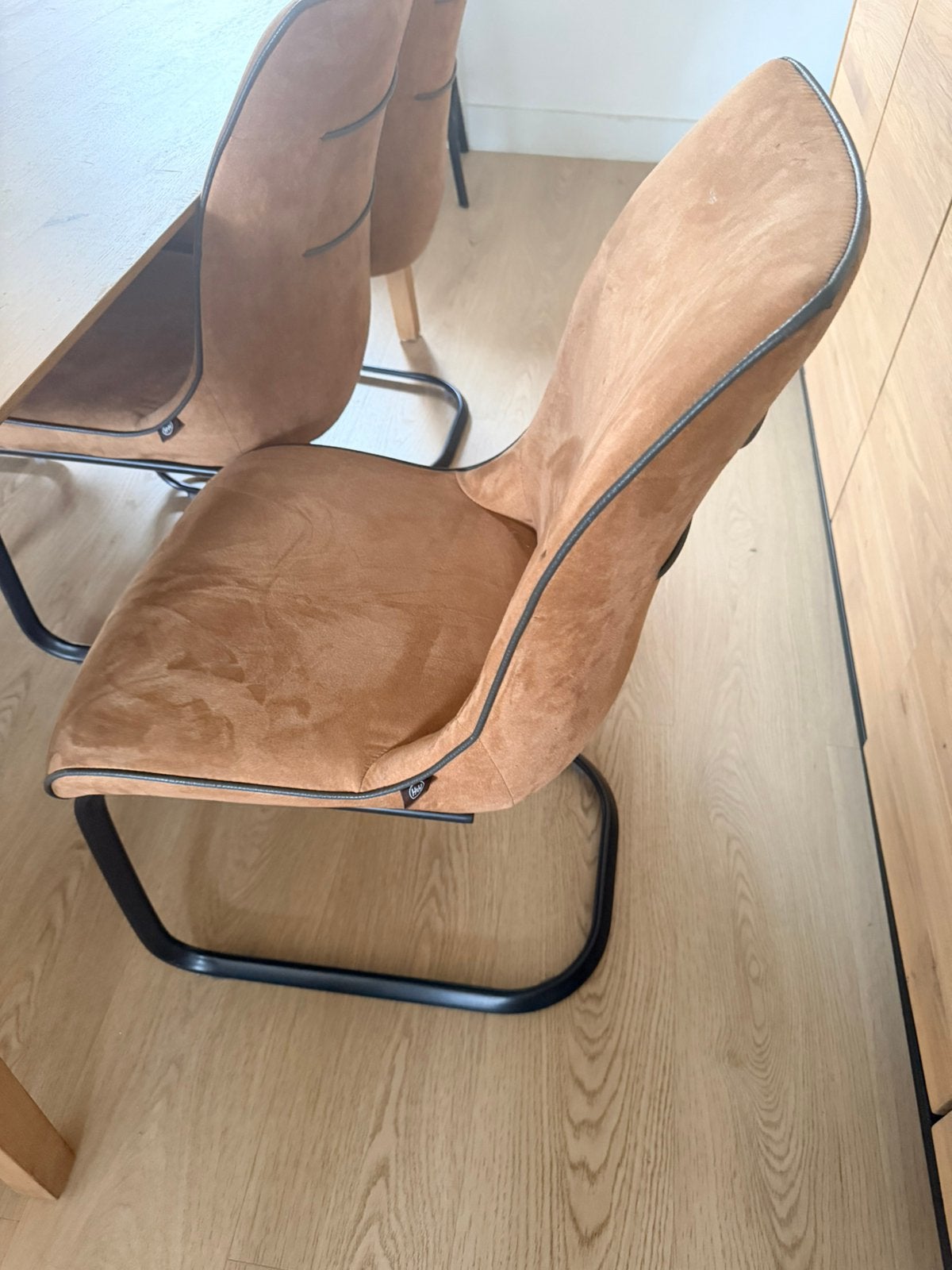 6 suede stoelen in goede staat, Huis en Inrichting, Ophalen, Zo goed als nieuw
