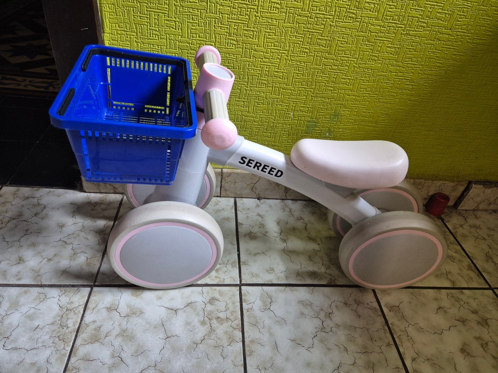 SEREED loopfiets / balansfiets 1-2 jaar - roze/wit met mandj, Ophalen of Verzenden
