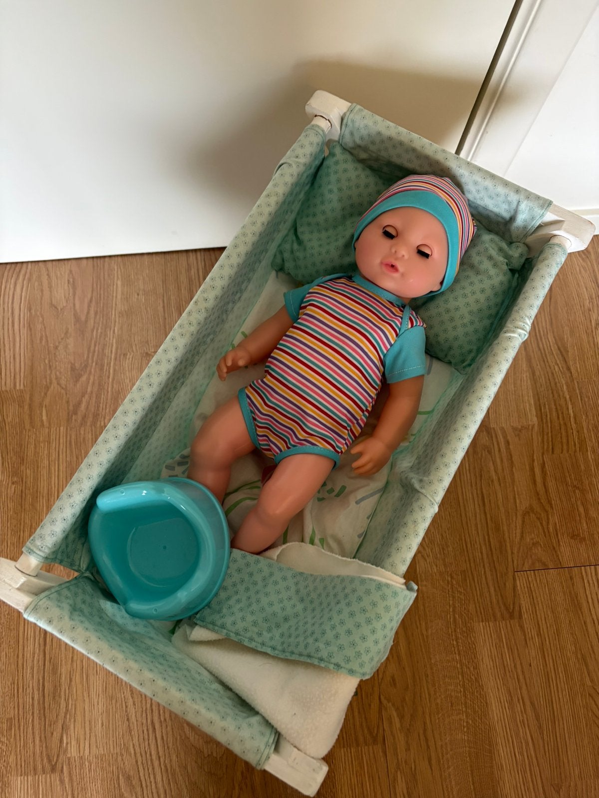 Poupee 40 cm avec son lit et petit pot, Enlèvement, Comme neuf