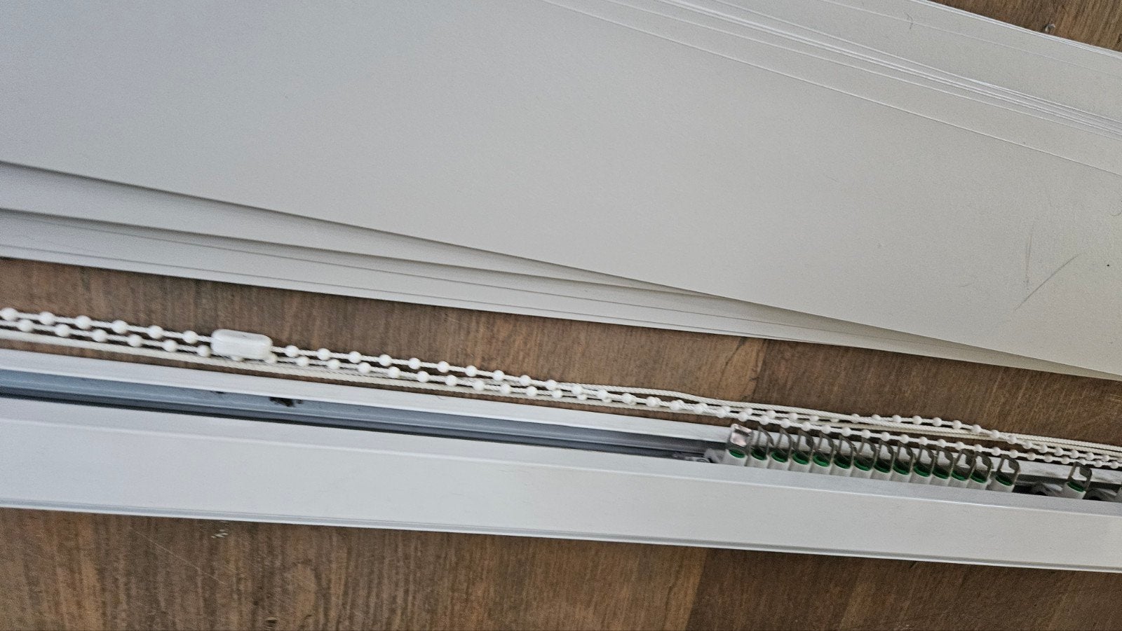 Complete set Verticale Lamellengordijnen (Wit) – Hoogte 260, Ophalen