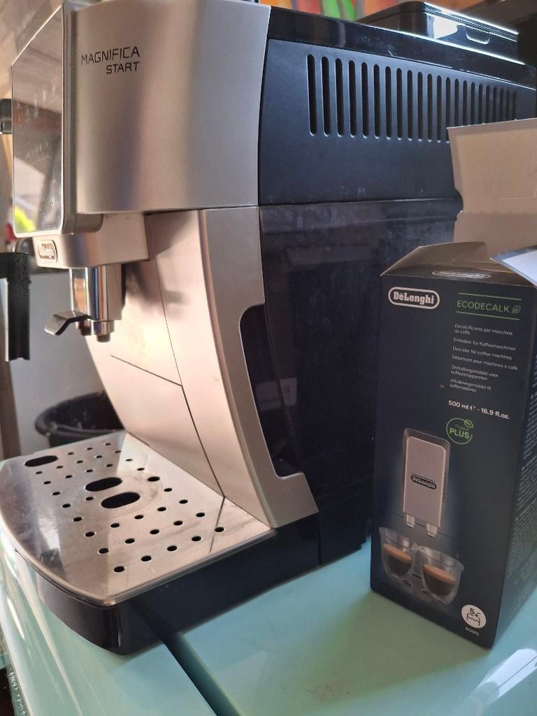 Expresso De'Longhi Magnifica, Electroménager, Machine à espresso, Café en grains, 2 à 4 tasses, Comme neuf