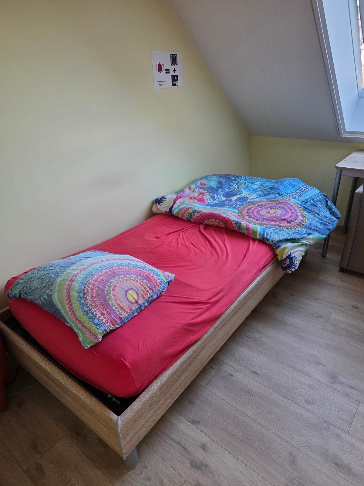 Bed 90x200 met verstelbare lattenbodem, Ophalen, Zo goed als nieuw, Eenpersoons