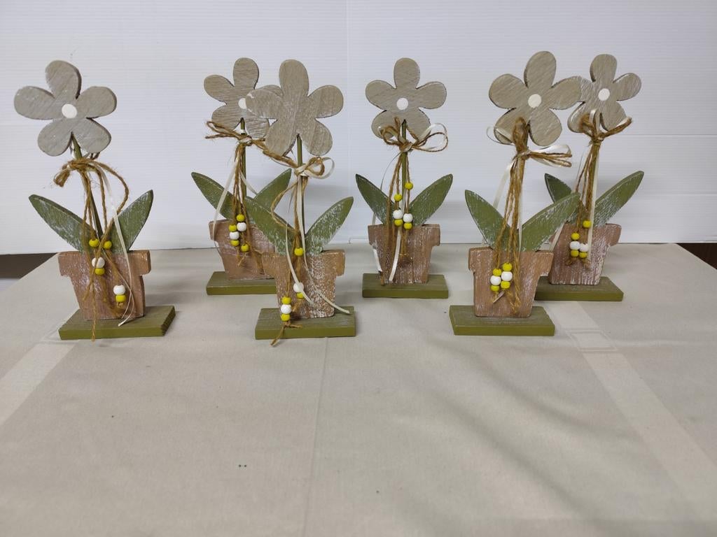 Bloemen uit hout. Hoogte 23 cm., Ophalen