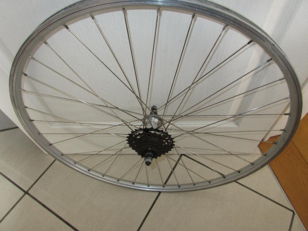 Achterwiel 28X 1 3/8 met 6 Shimano tandwielen/versnellingen, Fietsen en Brommers, Gebruikt, Aluminium, Racefiets, Ophalen