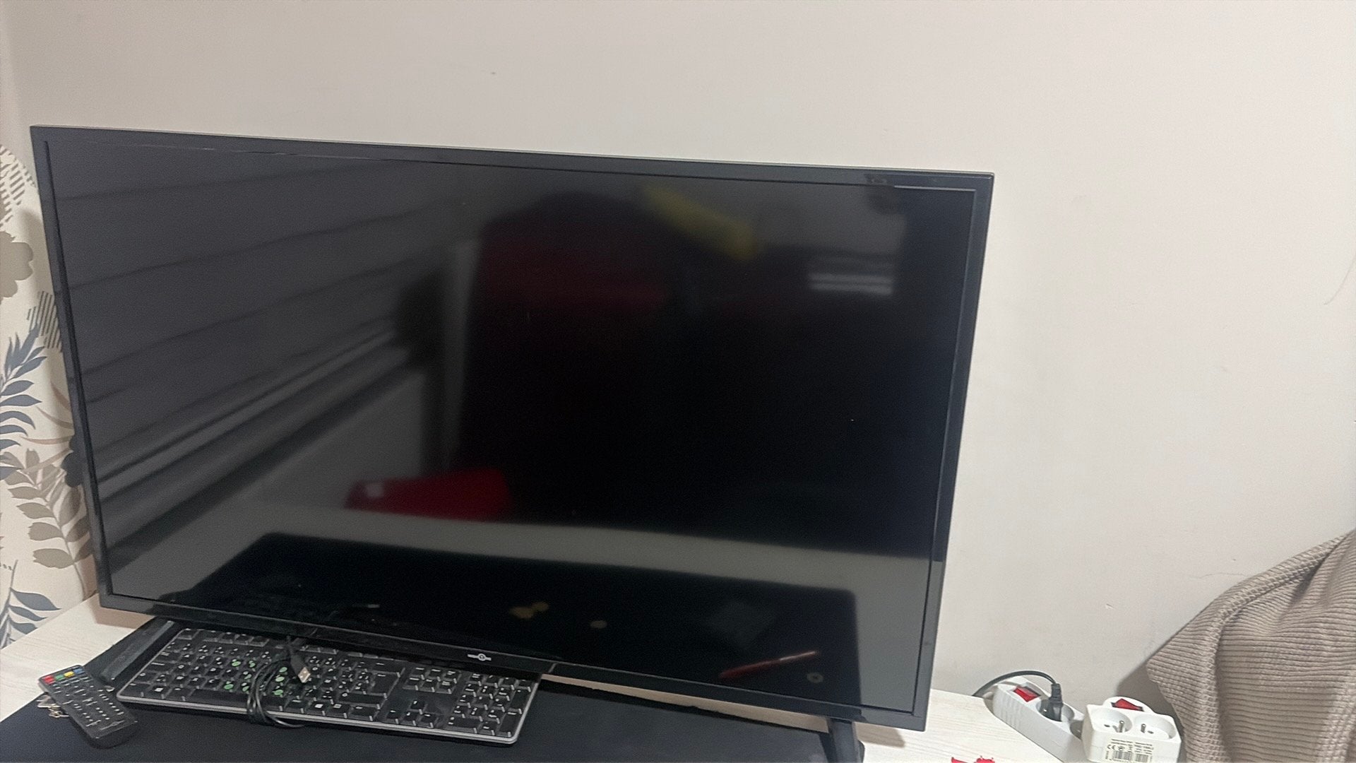 PlayStation 4 (met 2 controllers + 4 games) + TV, Ophalen, Zo goed als nieuw