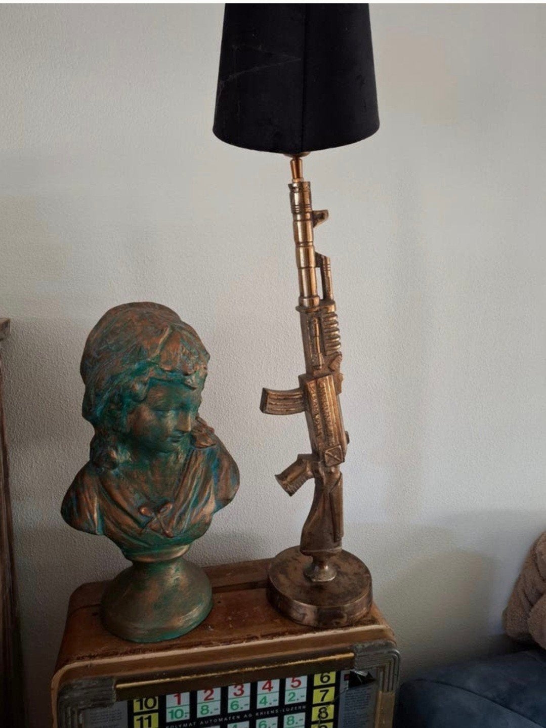 Lampe AK 47 Kalasnikov en bronze, Maison & Meubles, Lampes | Lampes de table, Enlèvement, Vintage