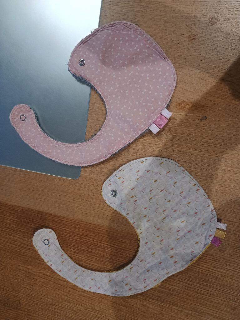 Lot de 2bavoirs, Autres marques, Comme neuf, Enlèvement, Autres types