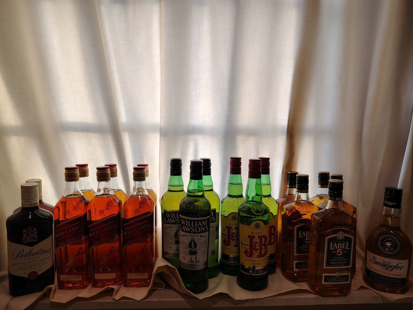 Whisky - Johnnie Walker, Ballantine's, J&B, William Lawson's, Enlèvement