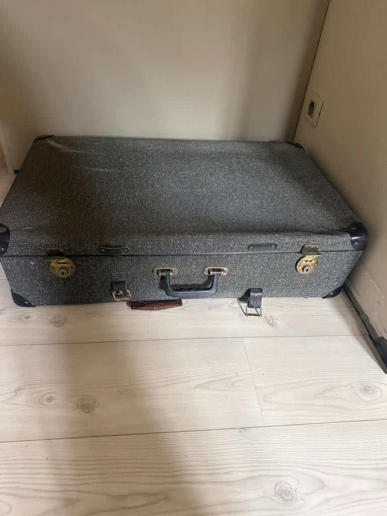 Oude grijze koffer, Enlèvement, Utilisé