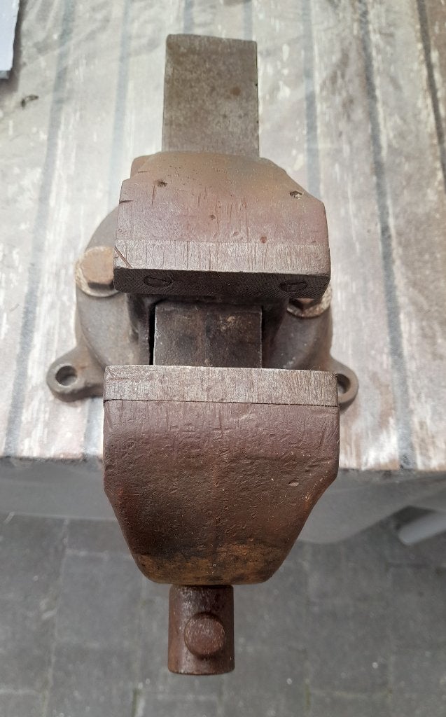 Ancien étau d etabli numéro 10 en fonte, Enlèvement, Utilisé, Étau