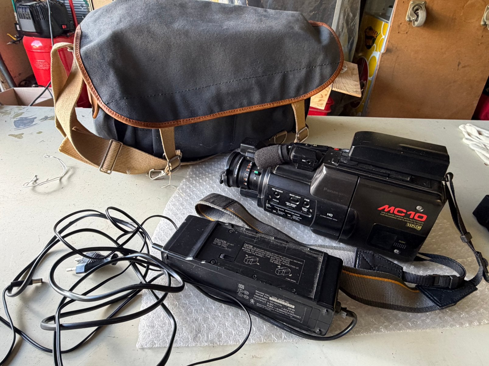 Caméscope Panasonic NV-MC10EP VHS-C + Accessoires, TV, Hi-fi & Vidéo, Enlèvement ou Envoi, Caméra