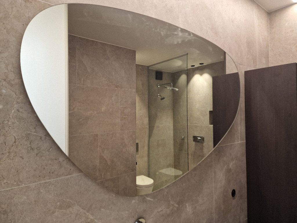 Miroir de salle de bain de forme organique 140cm x 80cm, Enlèvement, Neuf, 100 à 150 cm, Moins de 100 cm