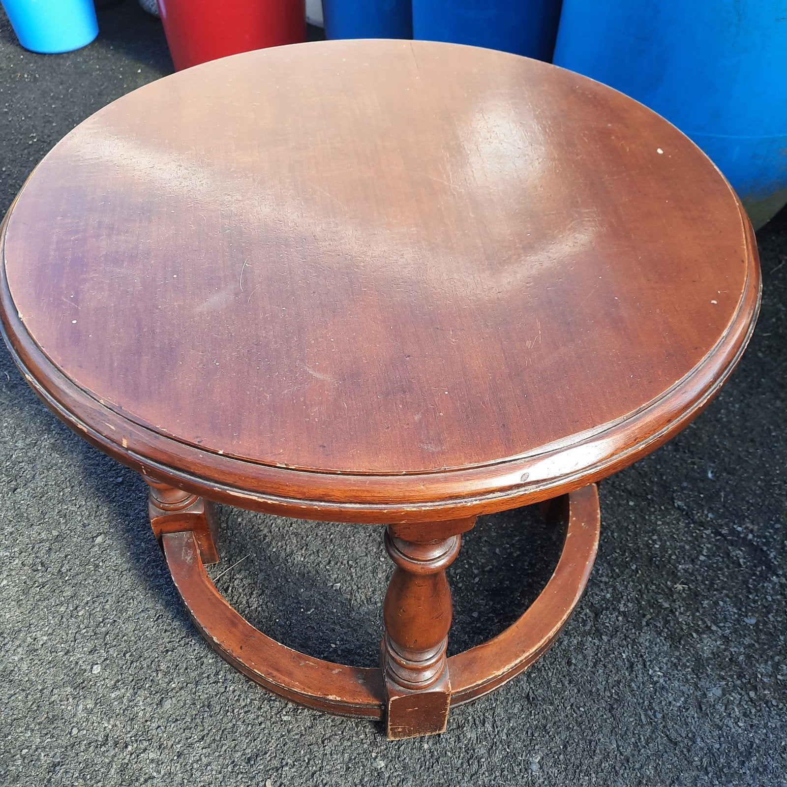 Table ronde, robuste, haute : 50 cm, diamètre : 60 cm., Enlèvement