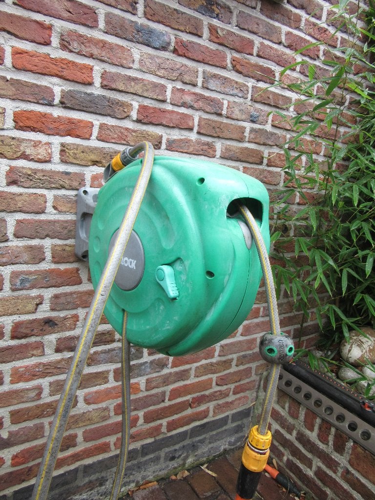 waterslang haspel voor bevetiging muur, Ophalen