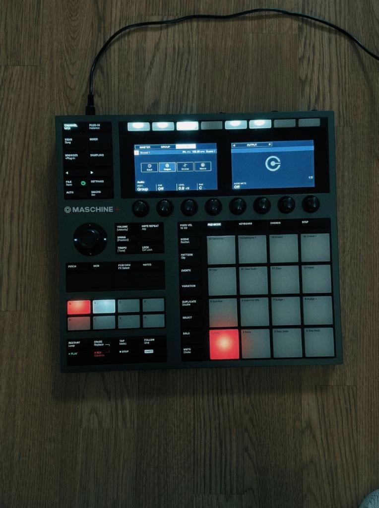 Maschine Plus avec 19 bibliothèques d'extensions, Musique & Instruments, Équipement Midi, Utilisé, Enlèvement ou Envoi