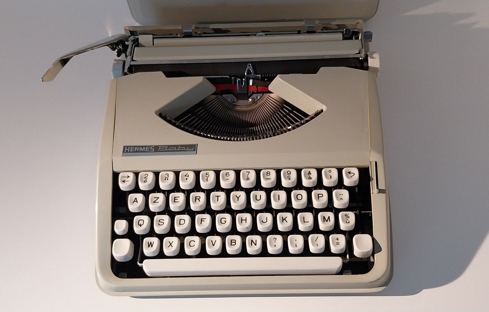 Machine à écrire Hermes Baby vintage azerty avec étui, Enlèvement ou Envoi, Comme neuf
