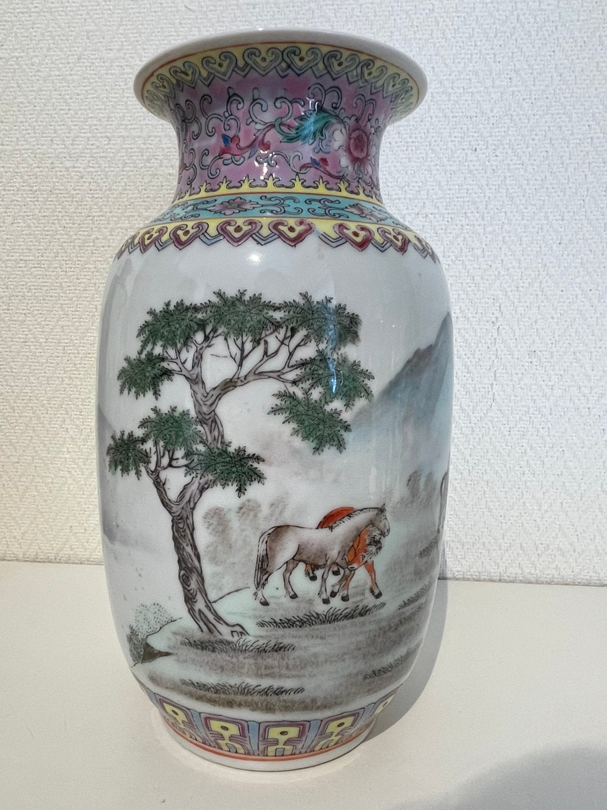 Handgeschilderde Chinese Famille Rose Vaas met Paarden, Ophalen