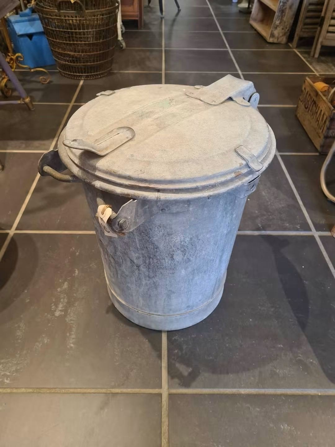 oude zinken vuilbak met klepdeksel, Ophalen