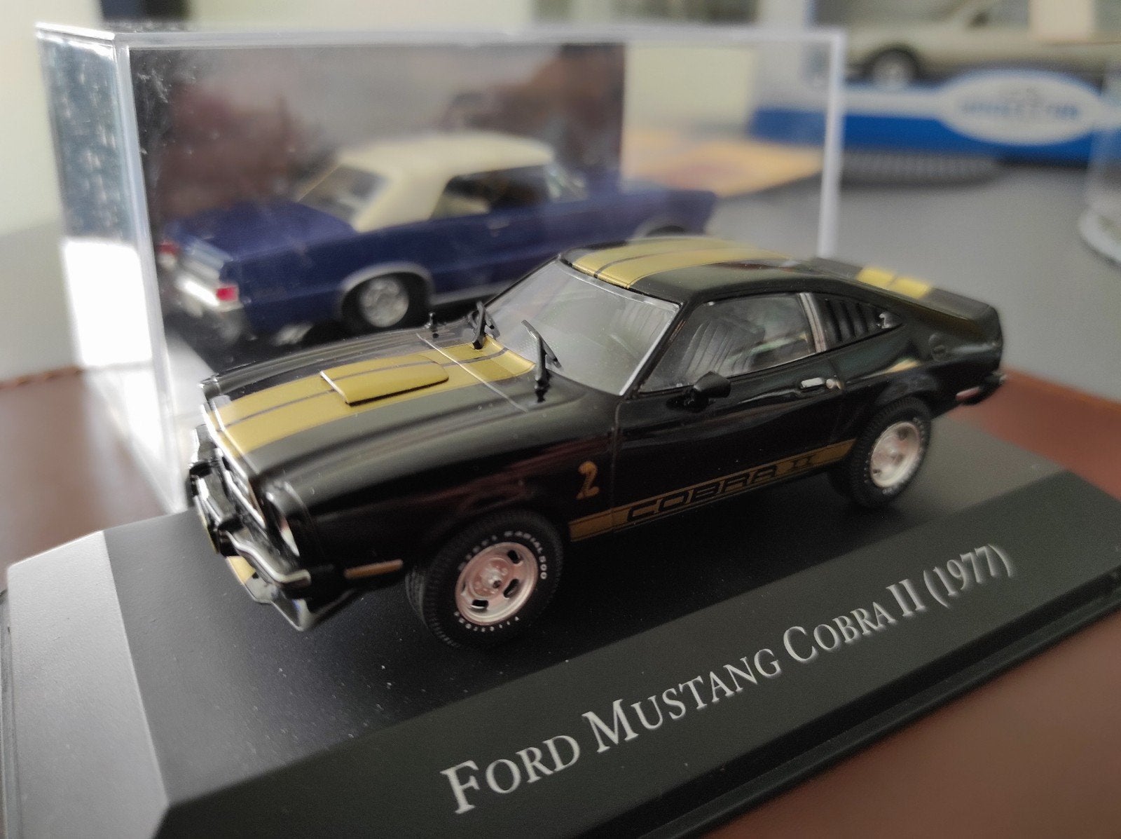 Ford Mustang Cobra II 1977 zwart 1:43 in vitrinedoosje, Ophalen of Verzenden