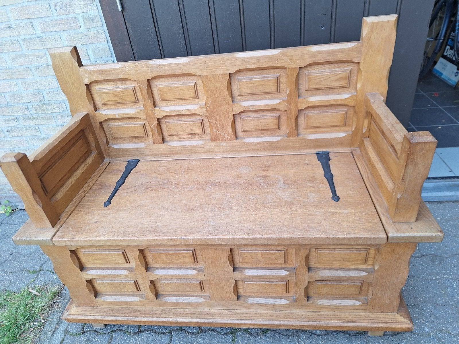 Antieke halbank met koffer, Ophalen