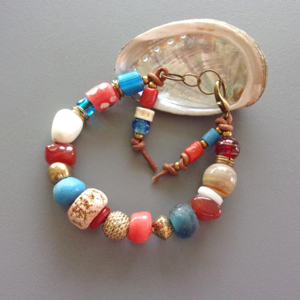 Lederen damesarmband met Afrikaanse ruilkralen en agaat, Met bedels of kralen, Nieuw, Leer, Ophalen of Verzenden