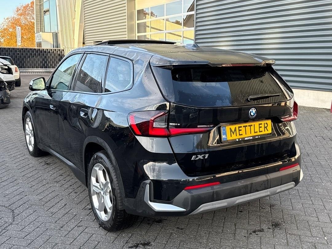 BMW IX1 XDrive30 67 kWh, harman kadon, panoramadak, Auto's, Automaat, Dealer onderhouden, 313 pk, Zwart