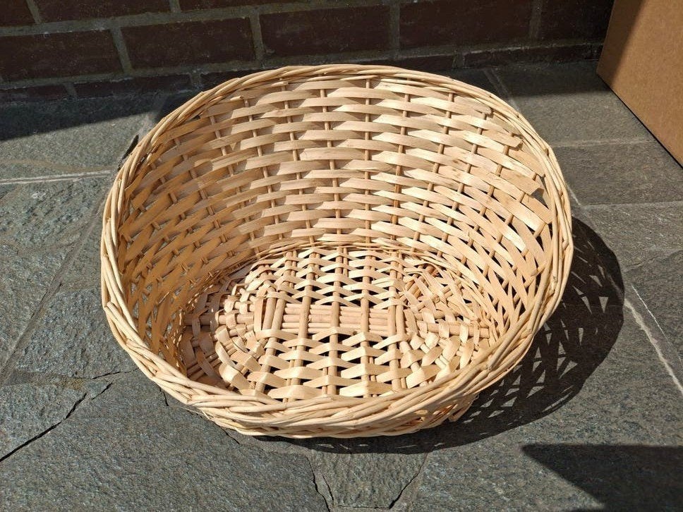 1 rieten mand die aan de achterzijde hoger is dan vooraan, Enlèvement ou Envoi, Osier, Comme neuf, Panier