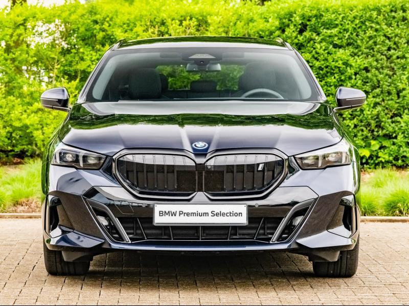 BMW i5 eDrive40 Touring/M-Sport Pro, Automaat, Zwart, 340 pk, Zwart