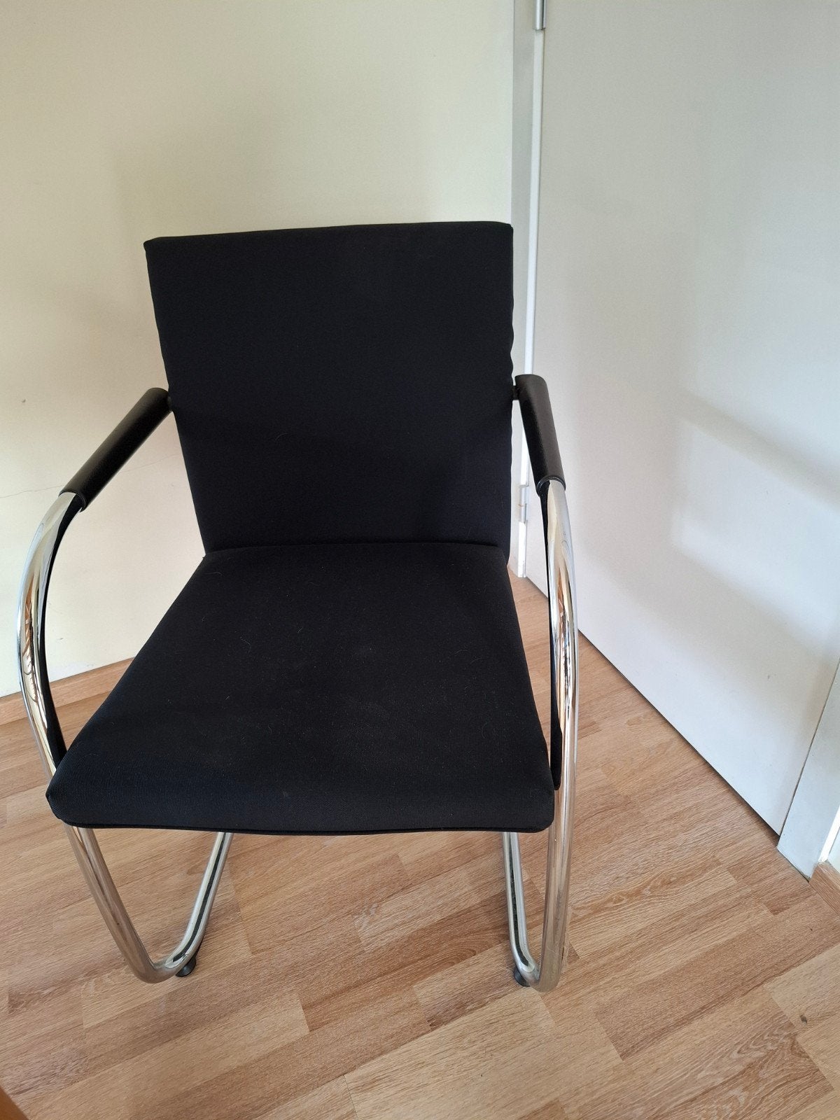 4 stoffen stoelen uit vergaderzaal, Huis en Inrichting, Stoelen, Ophalen