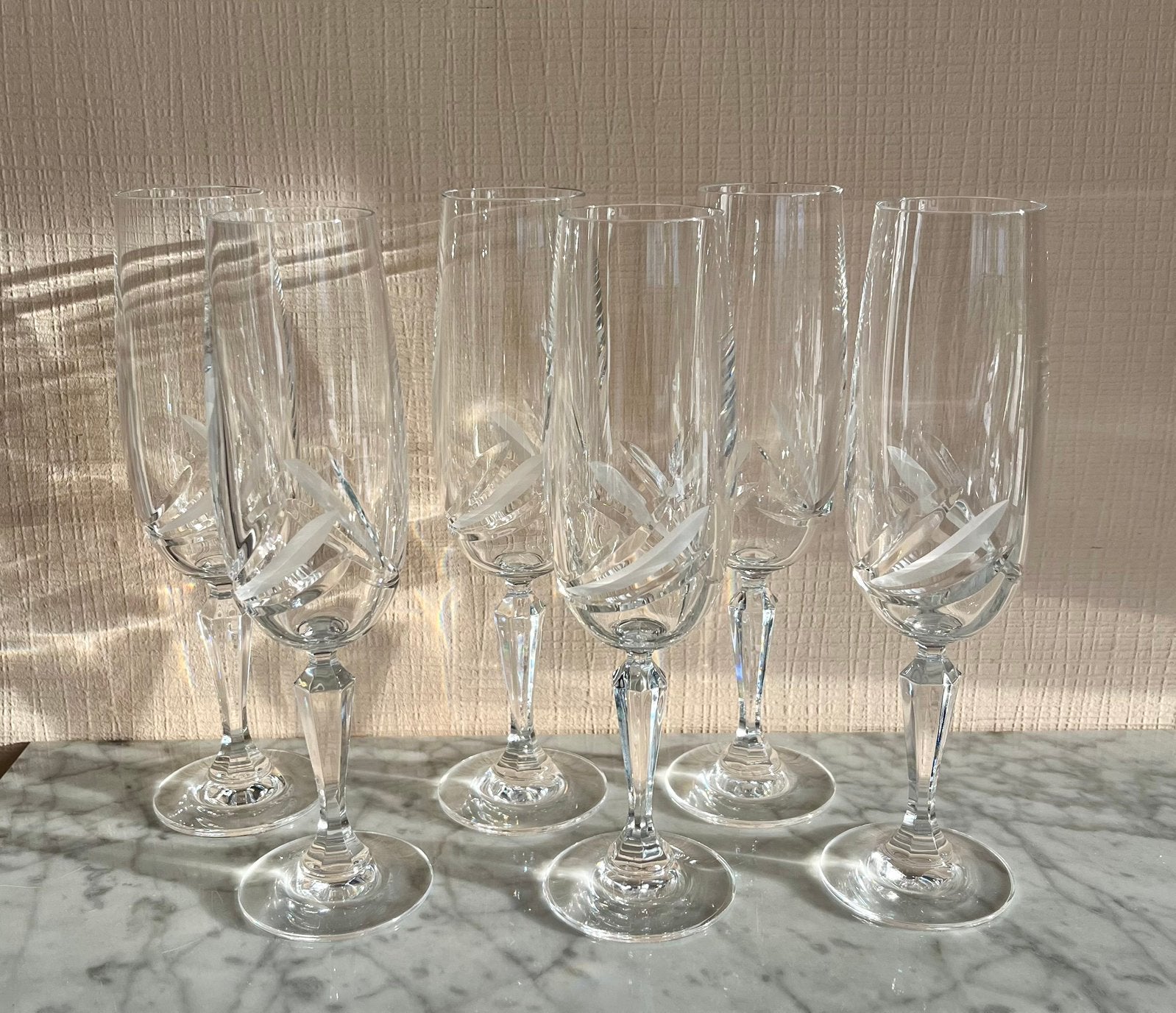 8 kristallen champagneflûtes met elegante gravure, Ophalen, Zo goed als nieuw