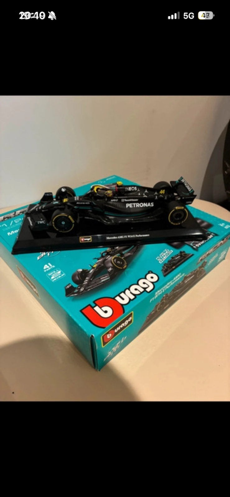F1 bburago 1/24 Mercedes, Hobby & Loisirs créatifs, Enlèvement, Comme neuf