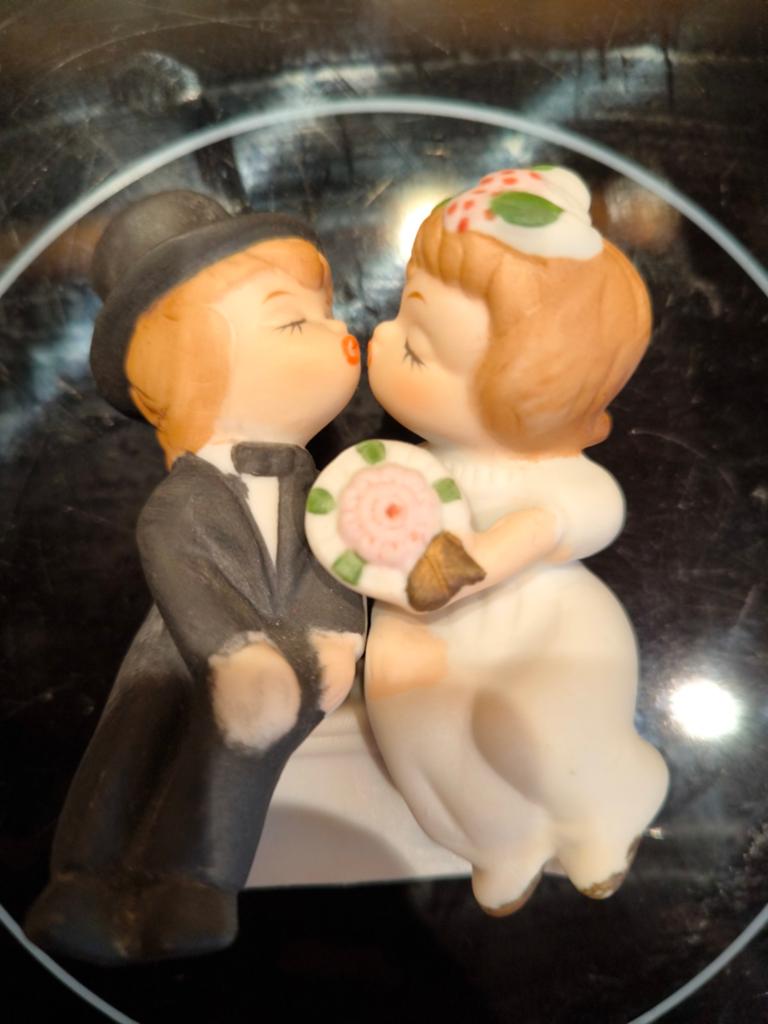 Petite figurine en porcelaine pour gâteau de mariage, Enlèvement