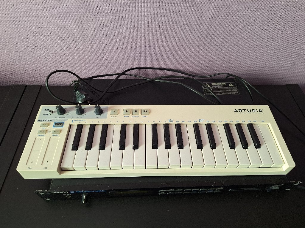 Synthé Roland D110 + clavier midi, Muziek en Instrumenten, Synthesizers, Ophalen, Gebruikt, Roland, Met midi-aansluiting