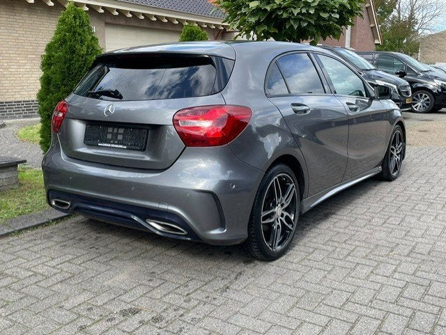 Mercedes-Benz A-klasse 180 d AMG LINE NAVI PDC, Auto's, Leder en Stof, 5 deurs, Zilver of Grijs, Te koop