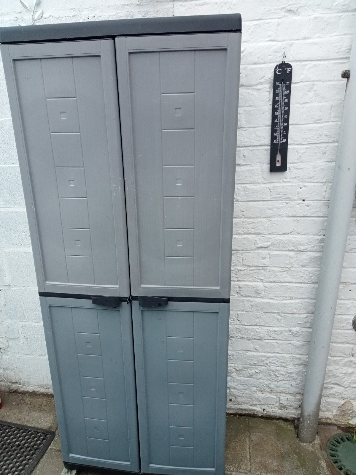 Grande,Armoire Keter,avec 5 tablettes,Bon état.