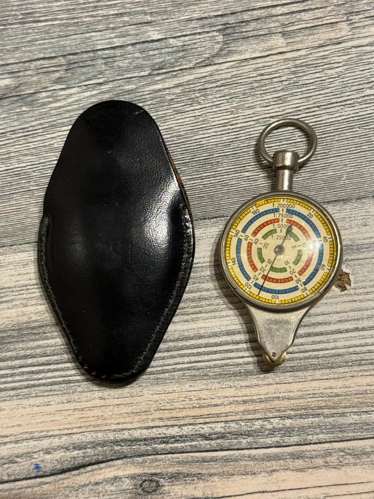 Duitse WW2 curvemesser (kaartmeter) met leren hoes, Verzamelen, Militaria | Tweede Wereldoorlog, Ophalen of Verzenden, Landmacht