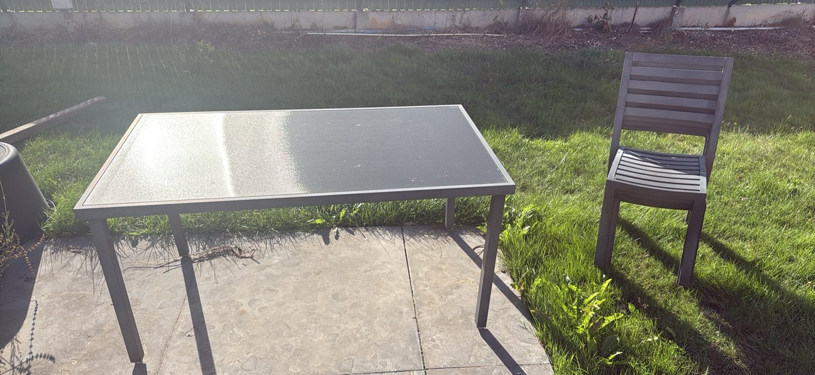 Table de jardin grise avec plateau en verre et 4 chaises, Enlèvement, Utilisé, Rectangulaire