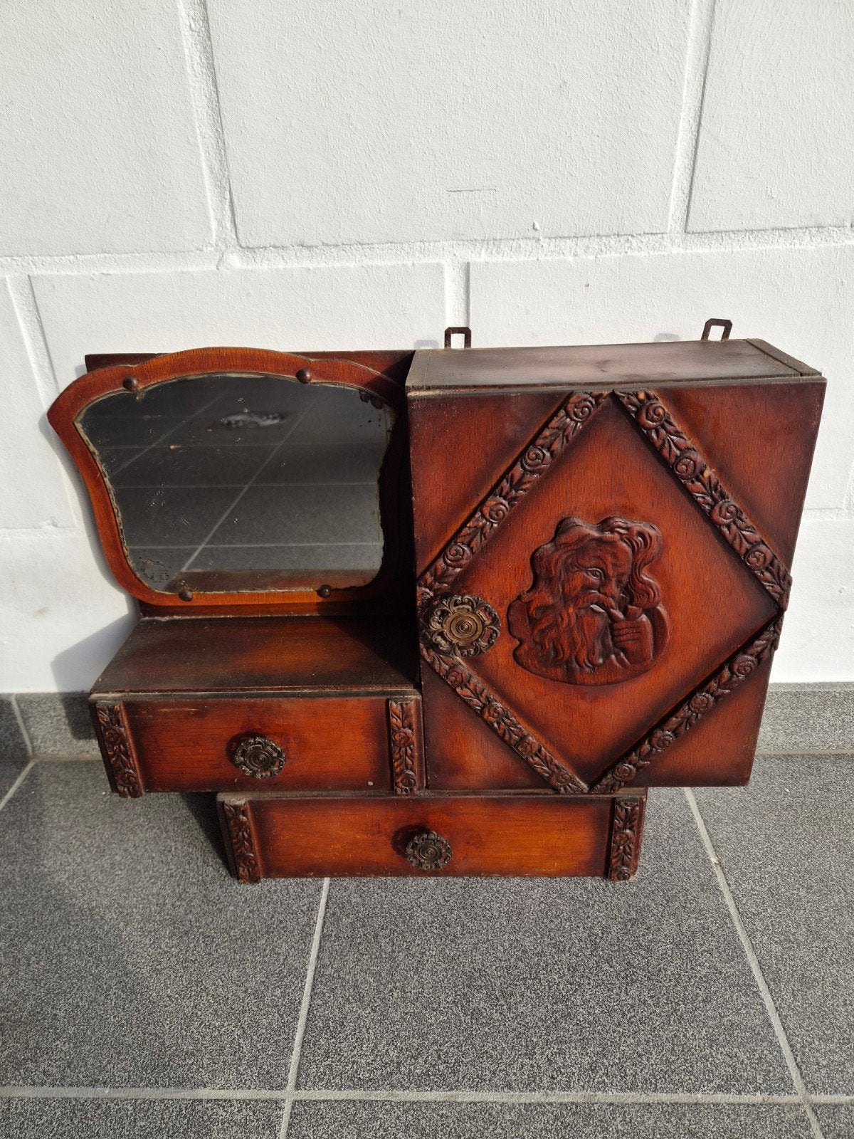 Antiek houten wandkastje met spiegel en uniek houtsnijwerk, Antiek en Kunst, Ophalen