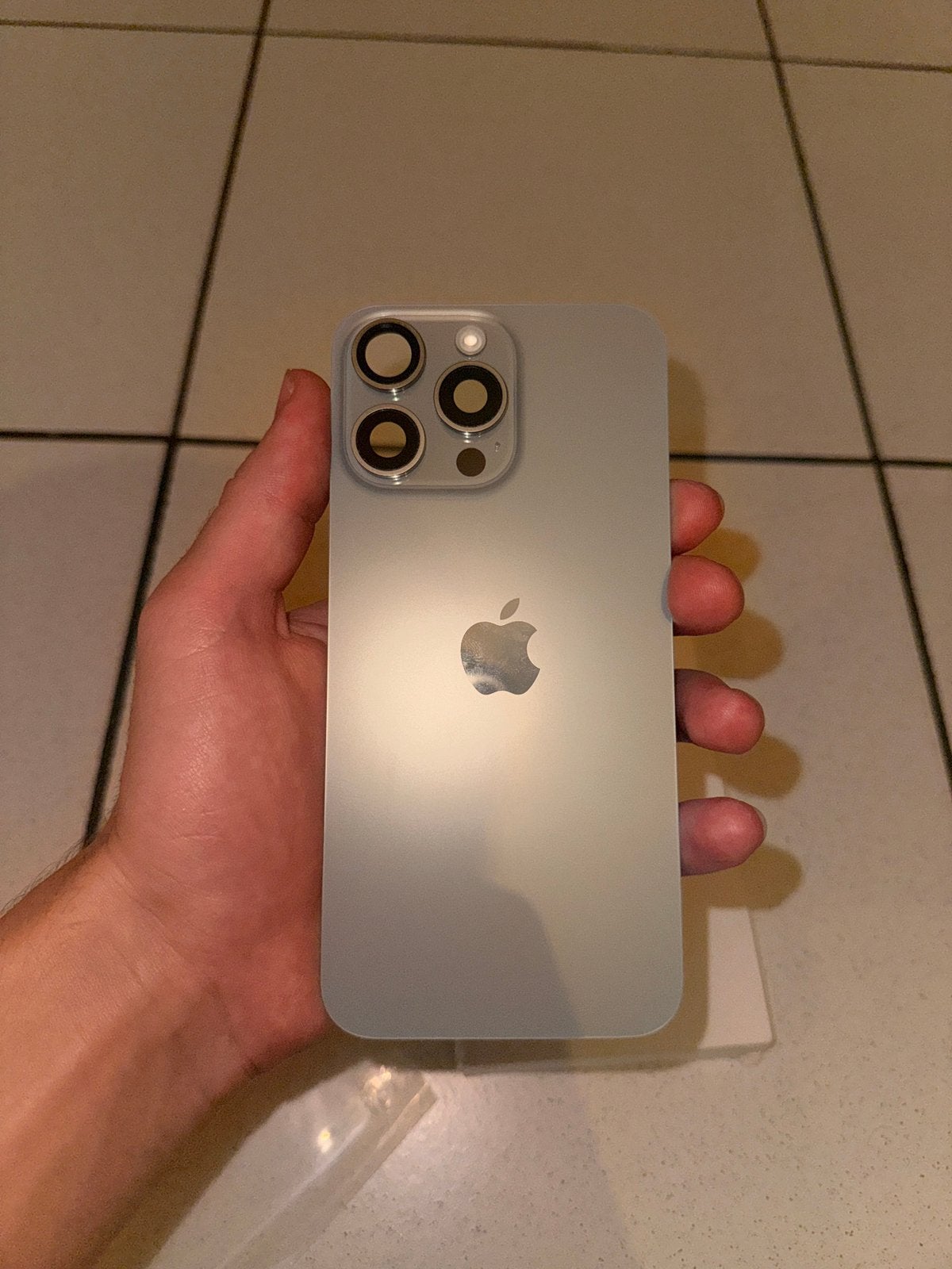 Verre arrière iPhone 15 Pro Max - Titane naturel- OEM retiré, Comme neuf, Apple, IPhone 15 Pro Max, MagSafe
