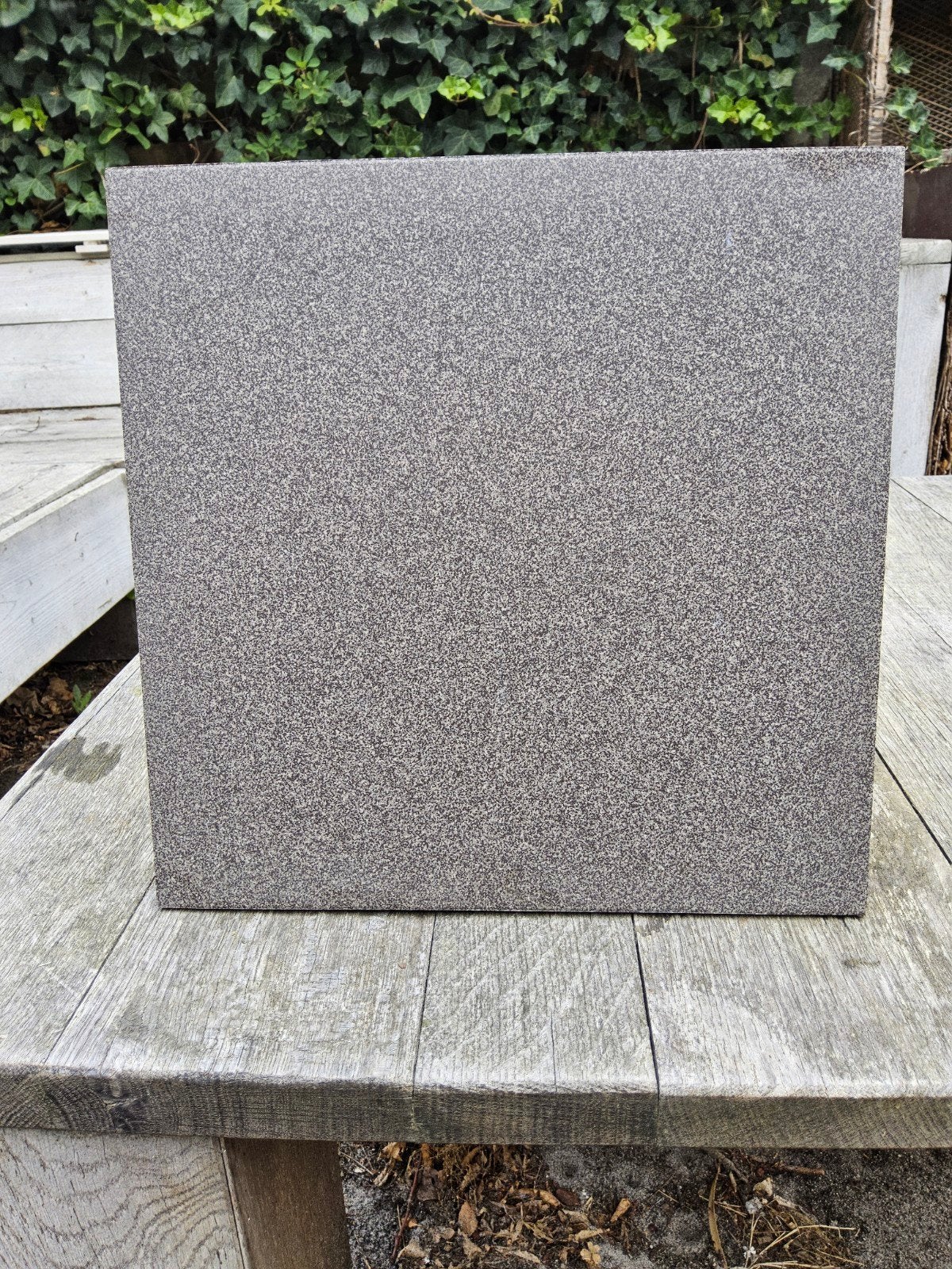 gratis +/- 2m2 grijze keramische vloertegels 30x30 cm, Doe-het-zelf en Bouw, Tegels, Ophalen, 20 tot 40 cm, Minder dan 5 m², 20 tot 40 cm