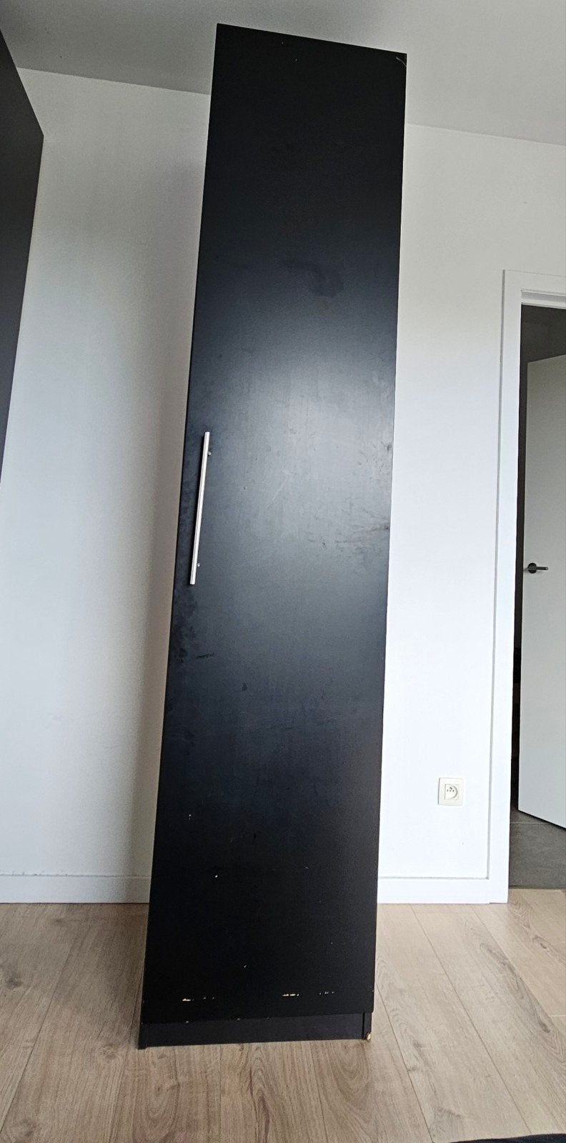 Zwarte lange smalle kast, Huis en Inrichting, Kasten | Dressoirs, Gebruikt, 50 tot 100 cm, 50 tot 75 cm, Met lade(s), Met deur(en)