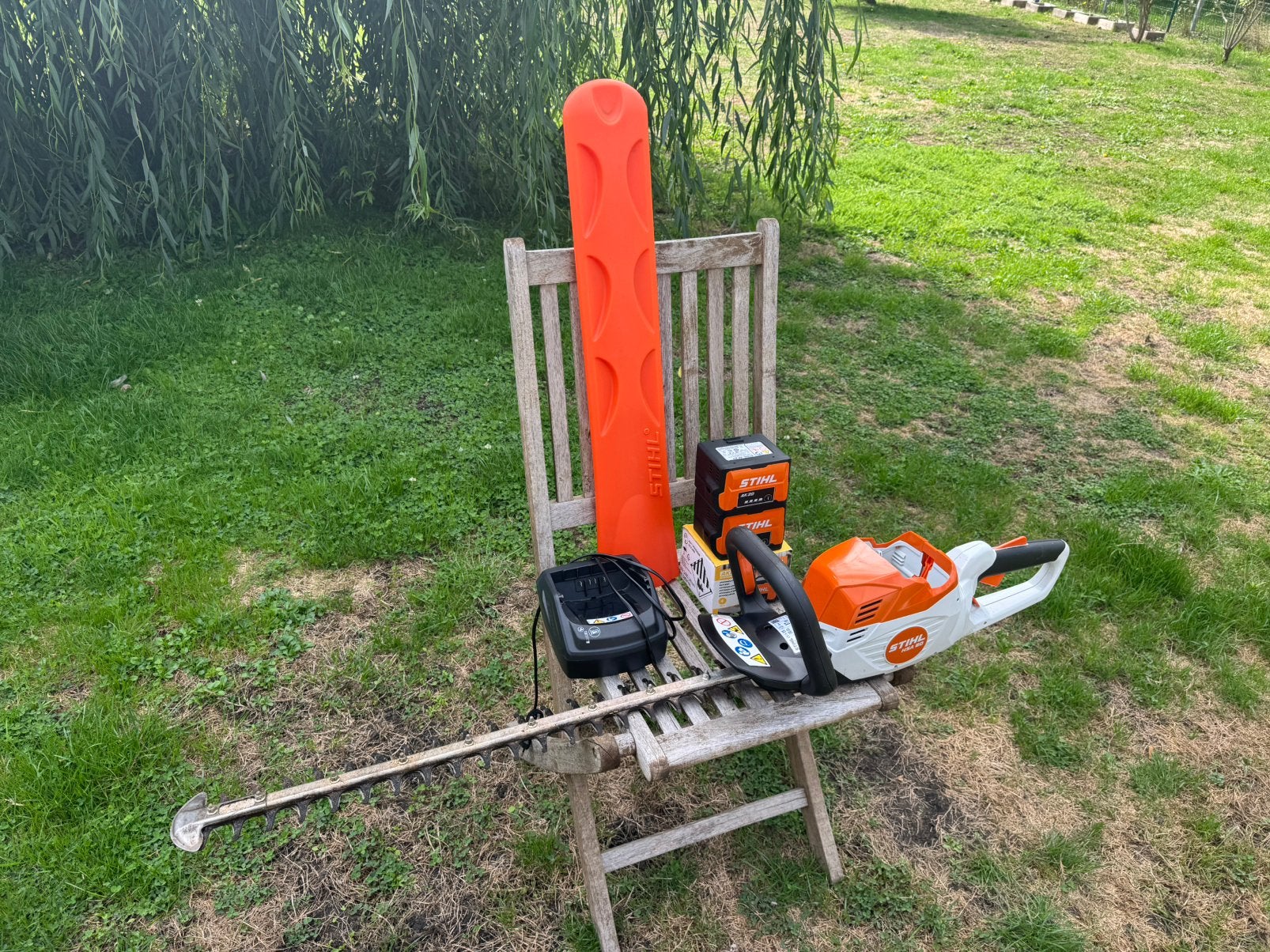 Coupe haies  stihl HSA60 2 batteries neuves, Jardin & Terrasse, Enlèvement ou Envoi, Comme neuf