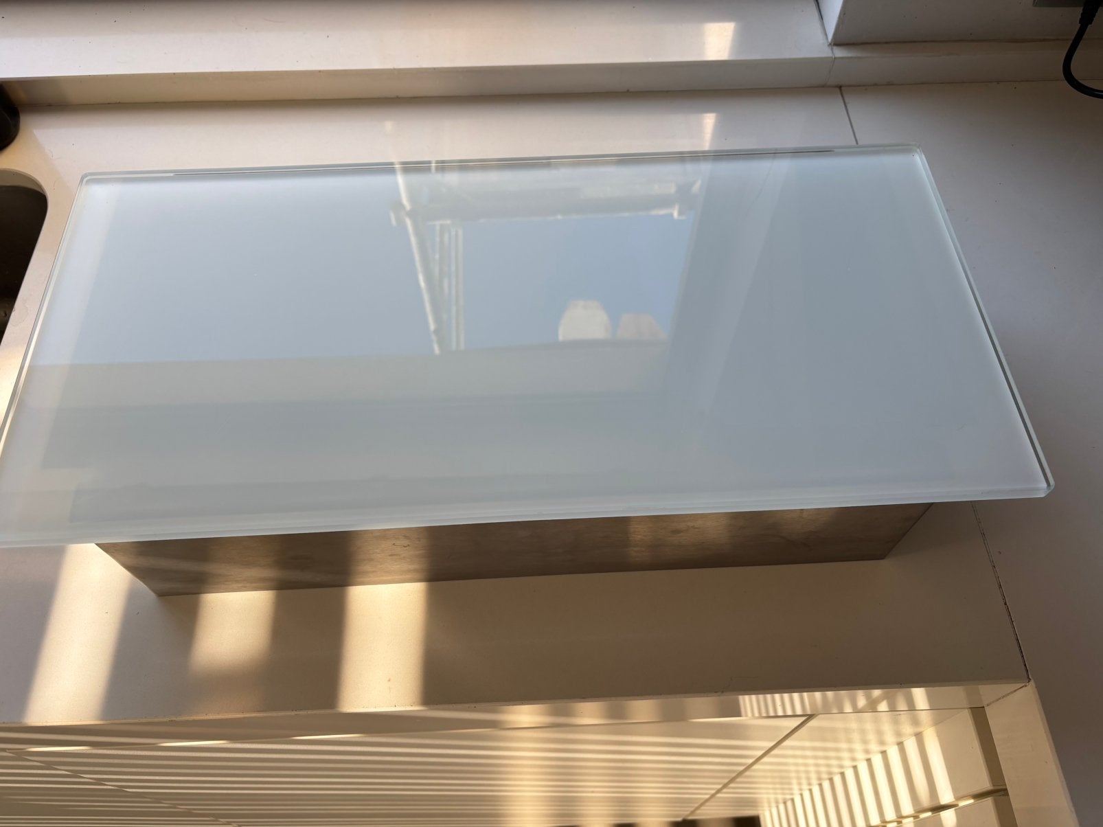 Hangkastje design, melkwit glas met inox, 1 lade, Huis en Inrichting, Kasten | Wandmeubels, Ophalen, Minder dan 150 cm, Minder dan 100 cm