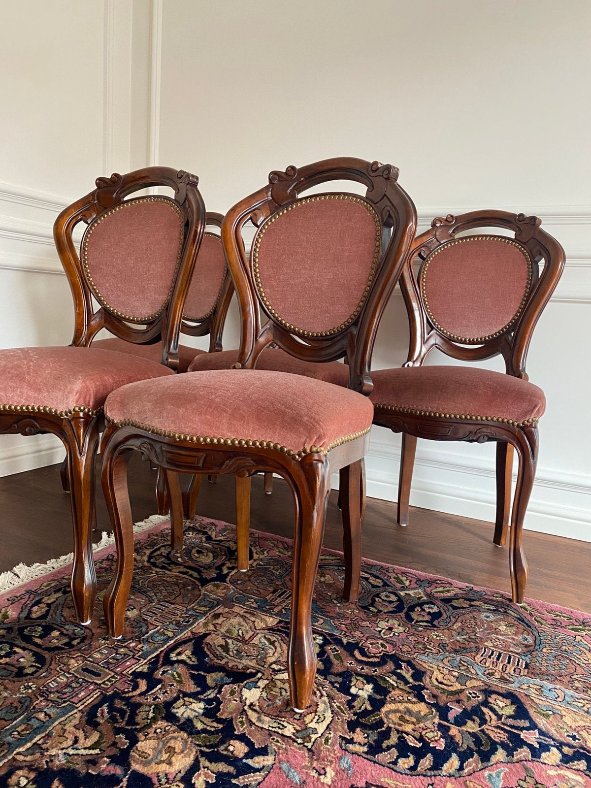 GRATIS 5 klassieke massief houten eetkamerstoelen, Ophalen